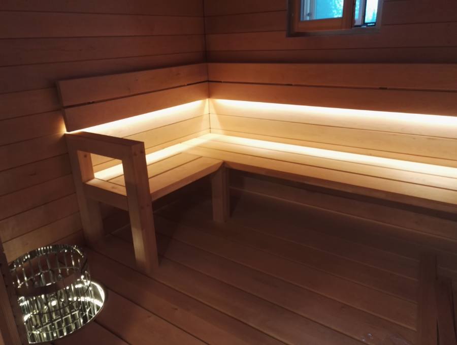 Valonauhoilla valaistu sauna