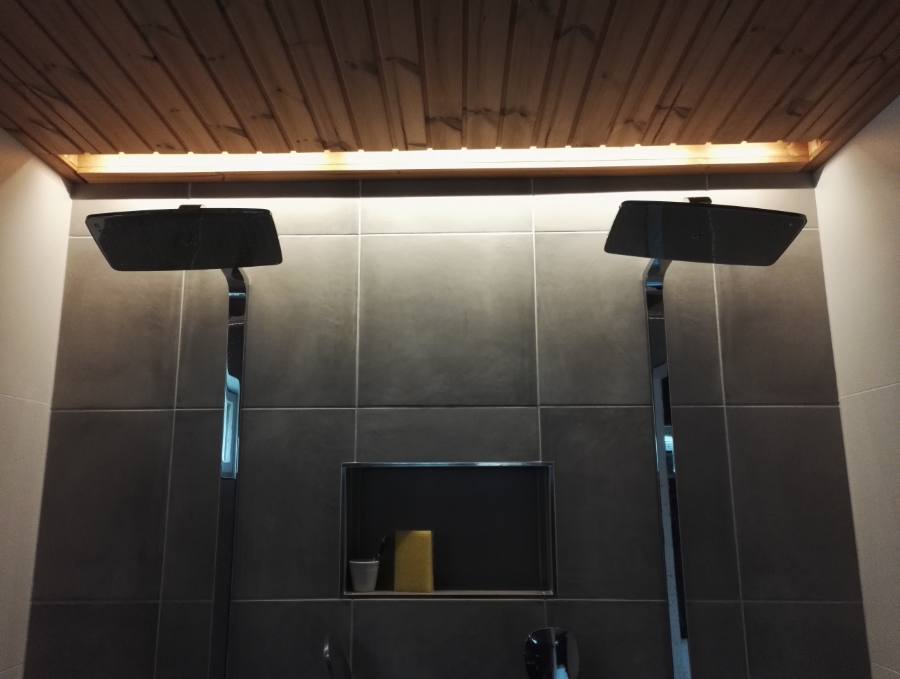 Valonauha kylpyhuoneen katossa