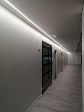 Julkisen rakennuksen valaistu käytävä