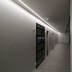 Julkisen rakennuksen valaistu käytävä